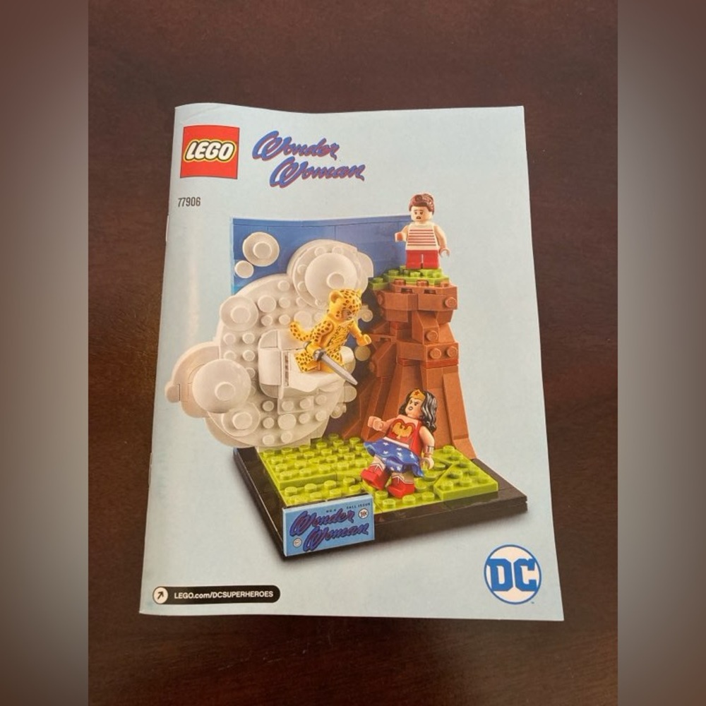 LEGO Wonder Woman Special Edition Set 77906 - Picture 11 of 12